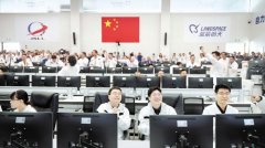 社区工做者、居平易近、物业工做人员等正在共